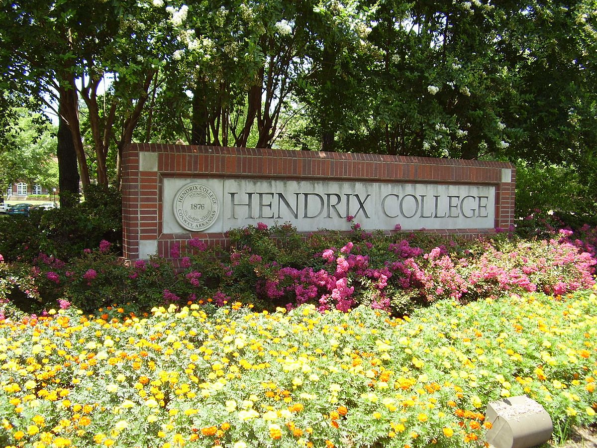 1200px-HendrixCollegeMainEntrance