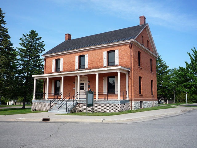 640px-2009-0618-LSSU-BrownHall