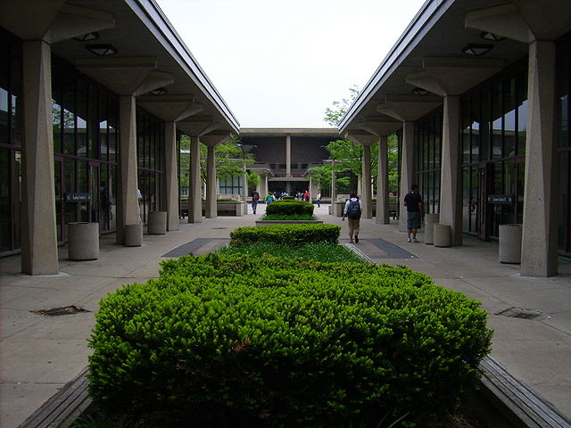 640px-Uic_alley_facing_student_center_east