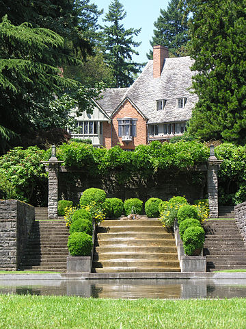 360px-Lewis_&_Clark_College,_Frank_Manor_House,_View_from_Reflecting_Pool