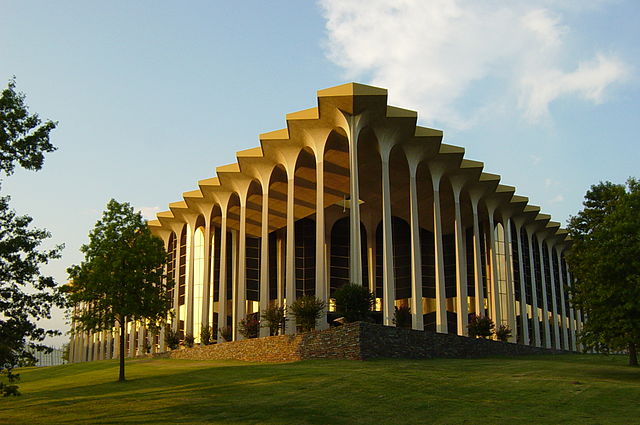 640px-Learning_Resource_Center_-_Graduate_Center_on_the_campus_of_Oral_Roberts_University