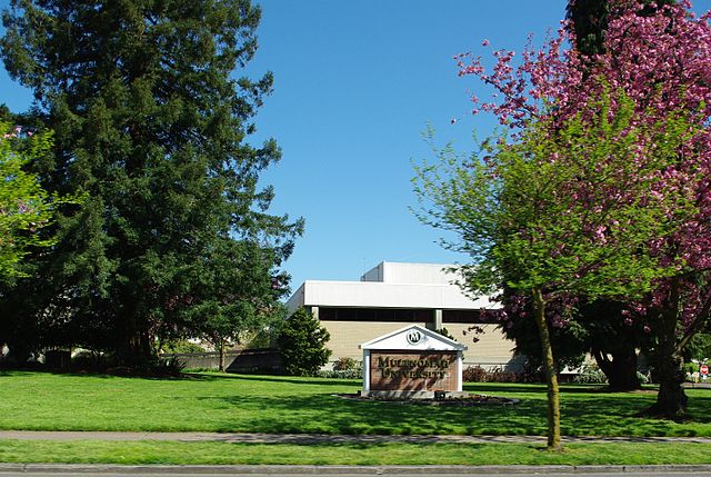 640px-Multnomah_University_sign_-_Portland,_Oregon